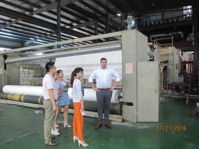 澳大利亞客商來廠考察,選擇&ldquo;建益&rdquo;膨潤(rùn)土防水毯制品